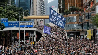 香港日前爆發「反送中」事件。有媒體報導,10餘名香港示威者近日來台尋求庇護。圖為香港7月7日「反送中」群眾於九龍大遊行(美聯社)