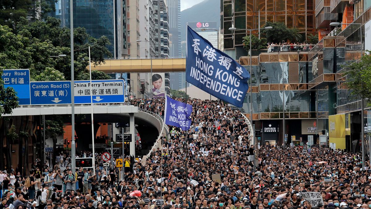 香港日前爆發「反送中」事件。有媒體報導,10餘名香港示威者近日來台尋求庇護。圖為香港7月7日「反送中」群眾於九龍大遊行(美聯社) 香港日前爆發「反送中」事件。有媒體報導,10餘名香港示威者近日來台尋求庇護。圖為香港7月7日「反送中」群眾於九龍大遊行(美聯社)