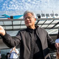 エヌビディアのジェンスン・フアンCEOは23日に台北松山空港に到着した。米マーベル・テクノロジーのマット・マーフィーCEOが6月2日に行うコンピュテックスの基調講演に同壇する予定だ。(資料写真、劉偉宏撮影) エヌビディアのジェンスン・フアンCEOは23日に台北松山空港に到着した。米マーベル・テクノロジーのマット・マーフィーCEOが6月2日に行うコンピュテックスの基調講演に同壇する予定だ。(資料写真、劉偉宏撮影)