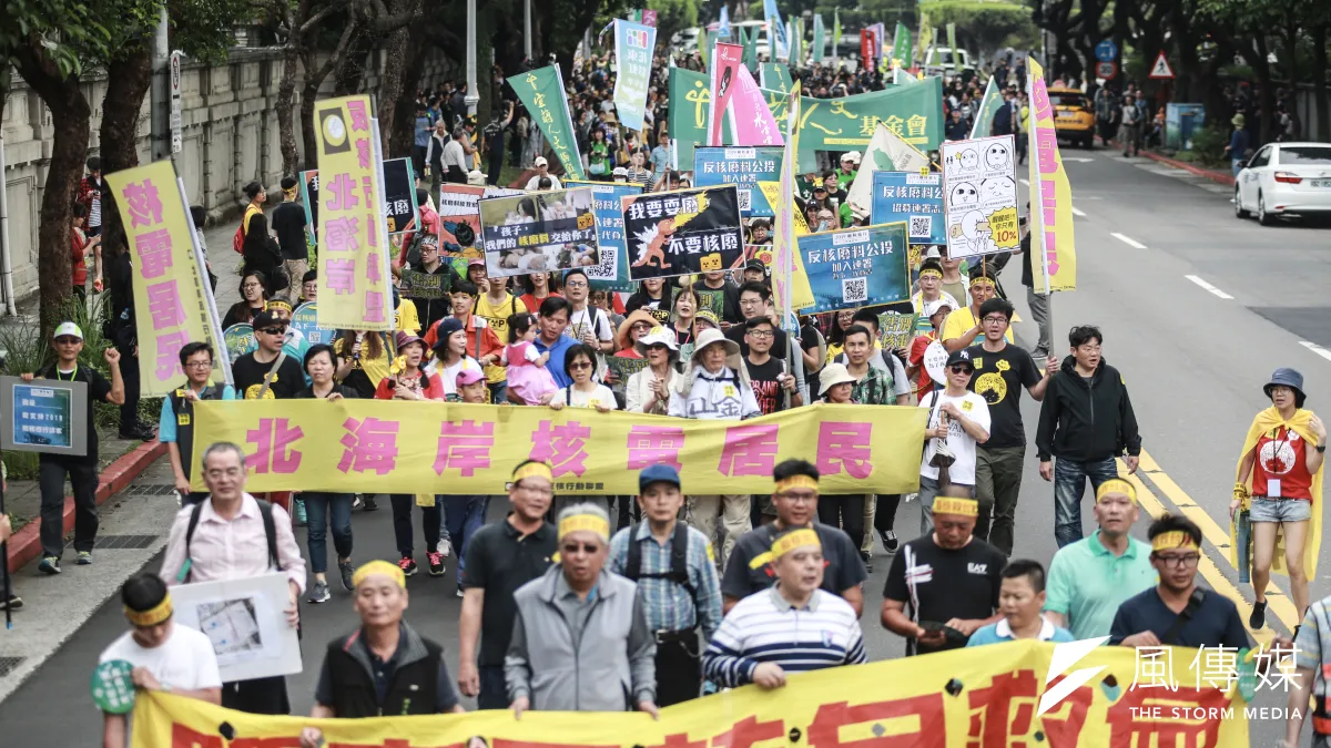 資深媒體人趙少康指出,年輕人認為地球暖化等問題比核能更嚴重,才會贊成核四。圖為2019年反核大遊行。(資料照,簡必丞攝)