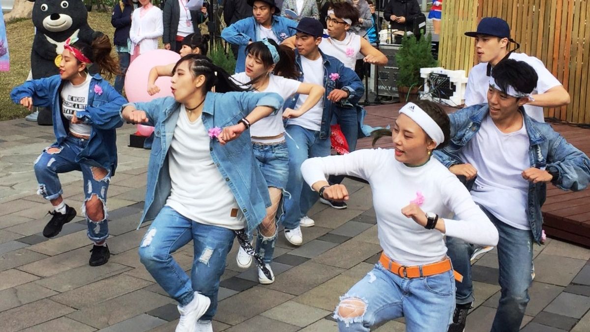 展現花朵綻放生命力 大學熱舞社陽明山花季秀勁舞 展現花朵綻放生命力 大學熱舞社陽明山花季秀勁舞