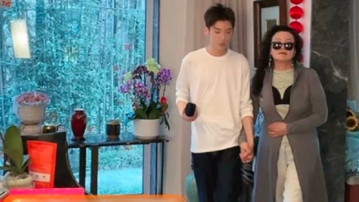 張蘭在直播中模仿大S出席葬禮的穿搭。(圖/翻攝自微博) 張蘭在直播中模仿大S出席葬禮的穿搭。(圖/翻攝自微博)