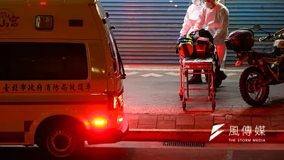 台灣爆發本土疫情,雙北成「重災區」,第一線的醫護警消疲於奔命,其中消防員要支援的勤務更是五花八門。示意圖,與新聞個案無關。(資料照,顏麟宇攝)