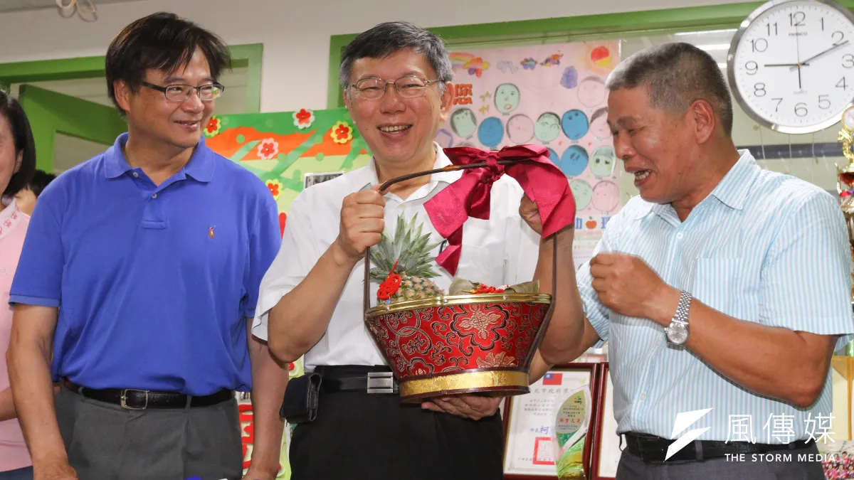 20180618-台北市長柯文哲18日拜訪中山區埤頭里長林銘清,林銘清送柯文哲粽子和鳳梨。(顏麟宇攝)