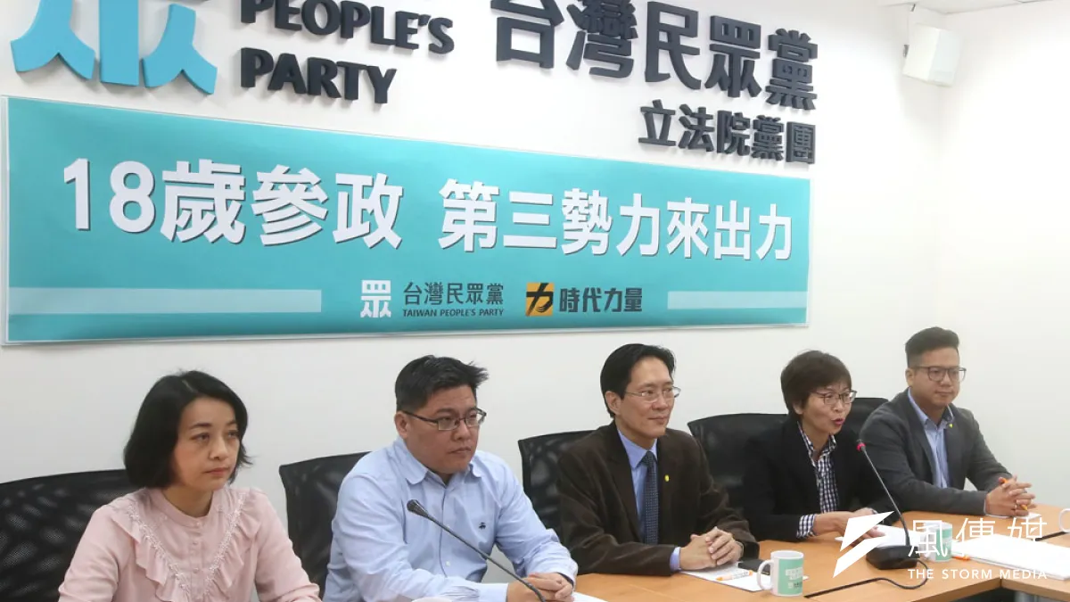 民眾黨與時力黨團共推修憲委員會,朝下修公民投票權的目標邁進。(柯承惠攝)