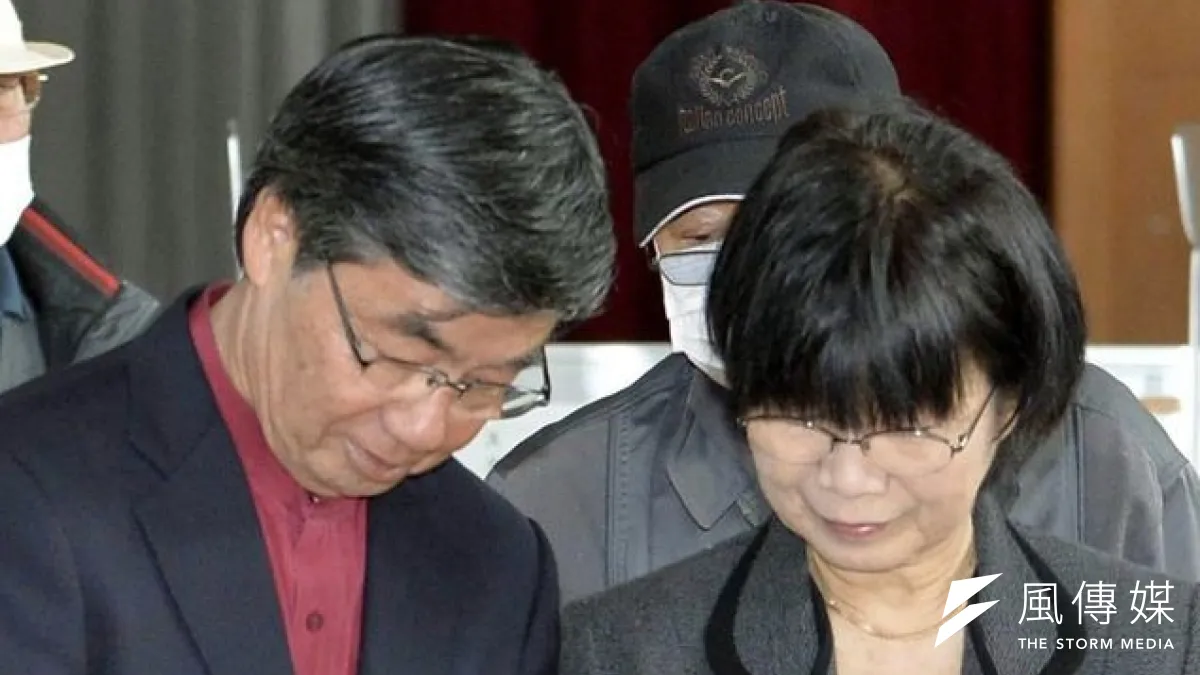 日本琉球群島的名護市19日舉行市長選舉,事涉普天間基地的遷移。圖為現任市長稻嶺進(左)與夫人(右)投票畫面。(美聯社)