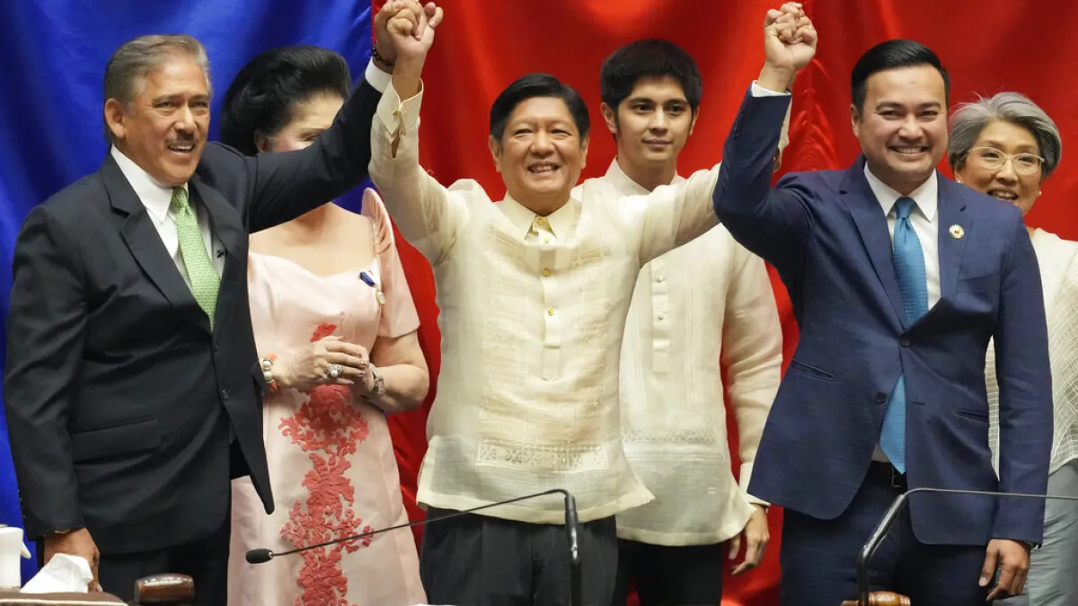 2022年5月25日,總統當選人小馬可仕與參院議長維森特·索托三世(左)與眾院議長艾倫·貝拉斯科。(美聯社)