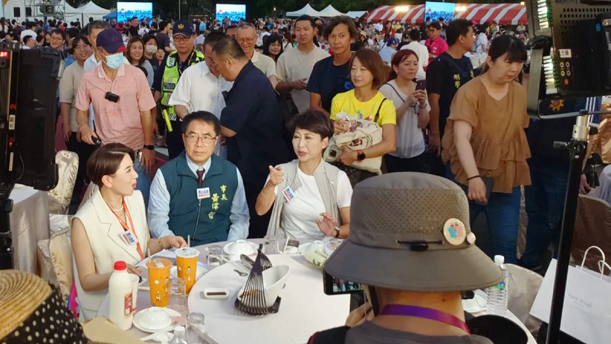 鍘美藝術節辦桌首日 電視台時事評論節目直播 在台南舉行的鍘美藝術節20日進行首晚辦桌活動,有電視台時事評論節目到場直播,台南市長黃偉哲(前左2)與民進黨立委陳亭妃(前左3)等人參加。(中央社)