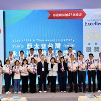 雲林縣長張麗善與縣府團隊在「2026亞太暨台灣永續行動獎」中獲頒42項大獎。(圖/雲林縣政府提供) 雲林縣長張麗善與縣府團隊在「2026亞太暨台灣永續行動獎」中獲頒42項大獎。(圖/雲林縣政府提供)
