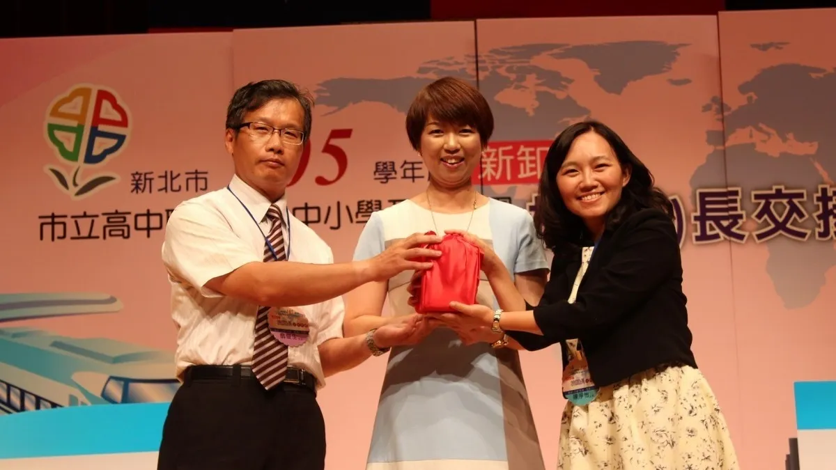 致贈退休校長紀念陶盤 朱立倫勉當新北教育永久志工