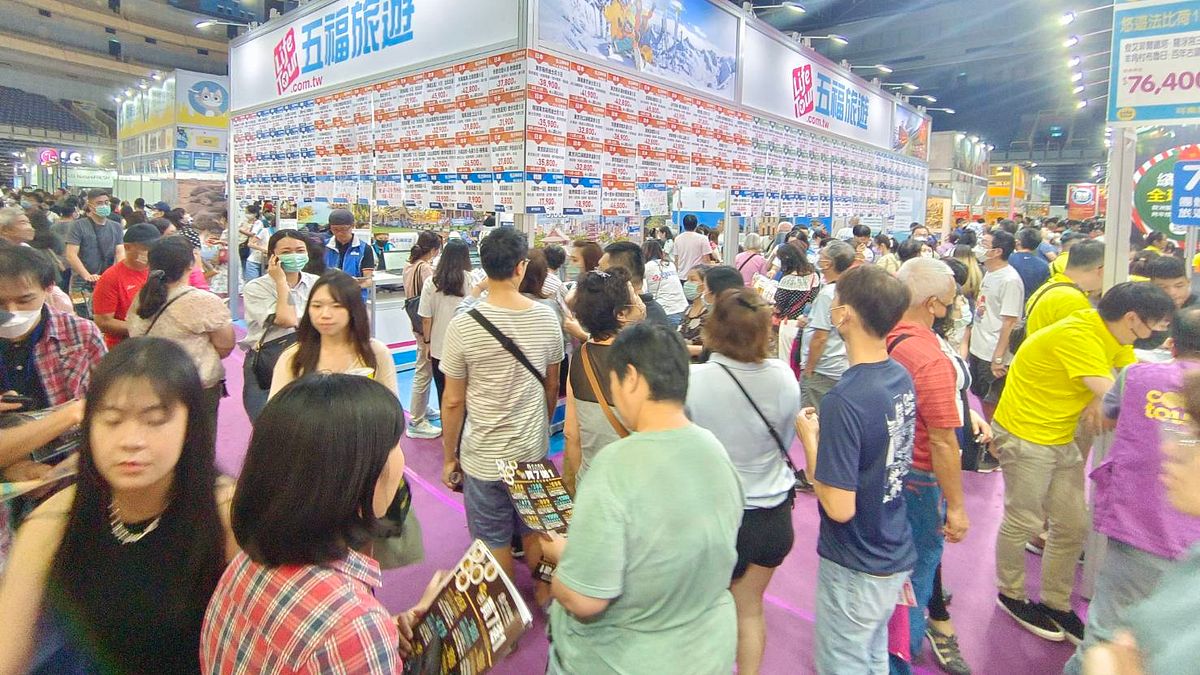 高雄巨蛋旅展今(25)日起一連4天登場,集結近20家旅行社推出超殺價格,現場民眾擠的水洩不通。(圖/業者提供) 高雄巨蛋旅展今(25)日起一連4天登場,集結近20家旅行社推出超殺價格,現場民眾擠的水洩不通。(圖/業者提供)