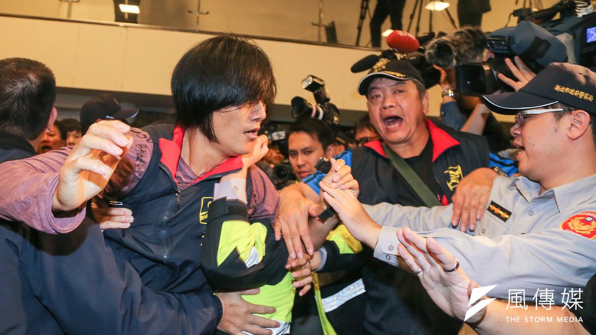 日本輻射食品開放與否公聽會,場內場外抗議紛爭不斷,立場對立人士爭執僵持,並爆發衝突。(陳明仁攝) 日本輻射食品開放與否公聽會,場內場外抗議紛爭不斷,立場對立人士爭執僵持,並爆發衝突。(陳明仁攝)