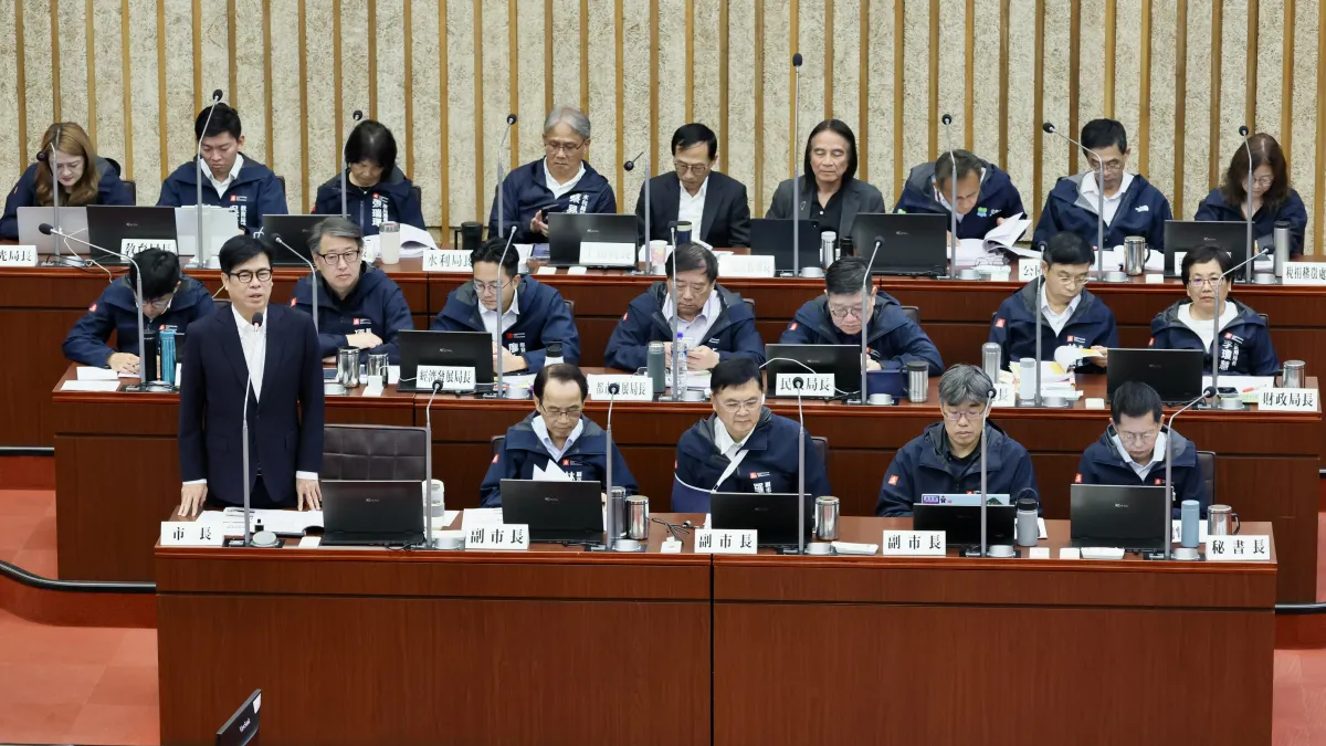 市長陳其邁指出,敬老卡由每年發放1,200點,調整為每月600點,未來將持續擴大適用範圍,並歡迎更多民間企業加入合作。(圖/高市府提供)