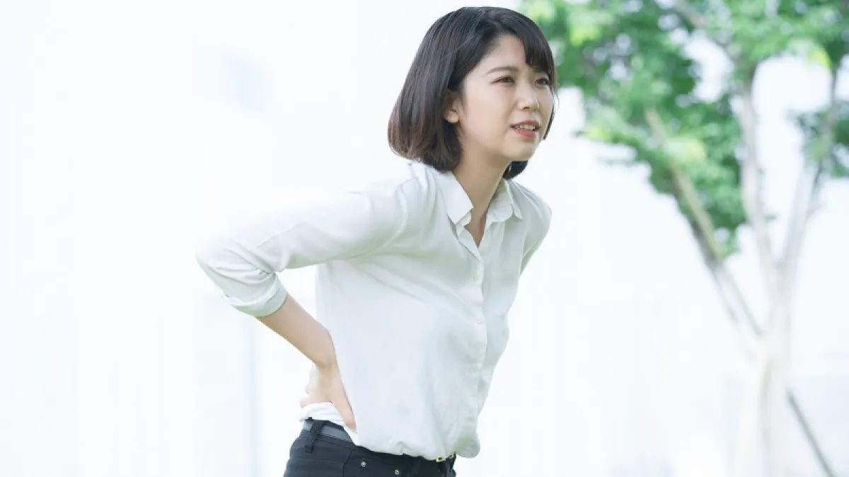 背部或脊椎方面的問題是許多現代人共同的困擾。(圖/photo-ac)
