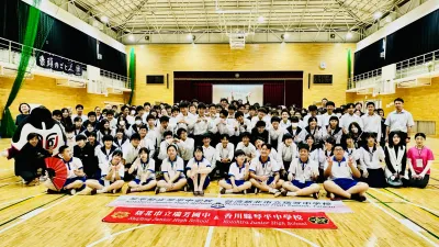 瑞方國中與日本琴平中學師生齊聚會場歡樂合影。(圖/新北市瑞芳國中提供)