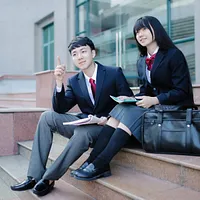 日本男女高中生並肩而坐。(ACworks) 日本男女高中生並肩而坐。(ACworks)