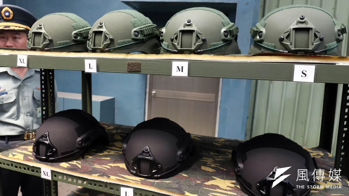 國軍新式頭盔的一般型(上排),特戰型(下排)。(蘇仲泓攝)