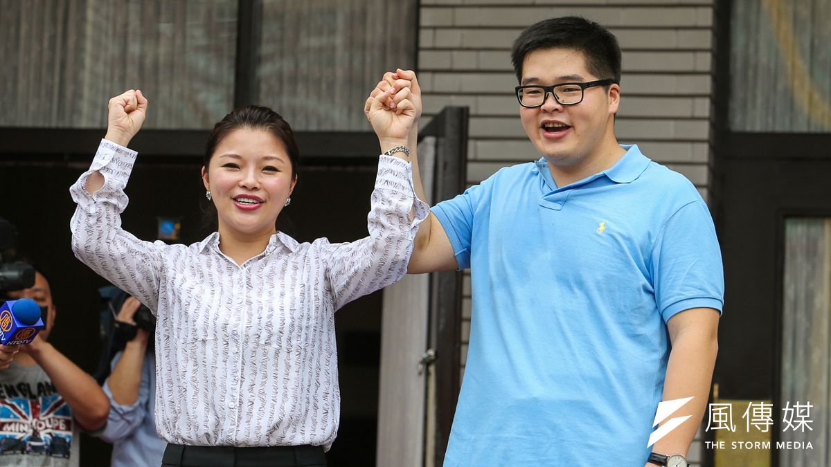 張鎔麒及張嘉郡在議場前接受媒體採訪。(陳明仁攝) 張鎔麒及張嘉郡在議場前接受媒體採訪。(陳明仁攝)