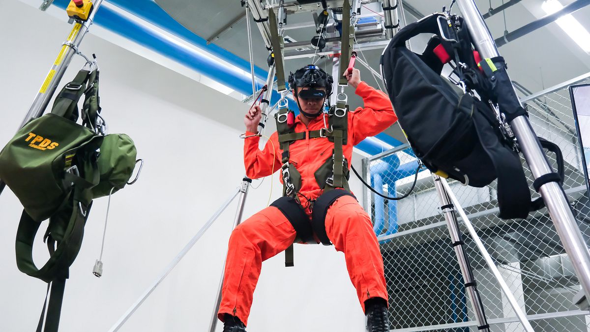 大聖西「傘兵之家」導入VR操傘訓練。(劉偉宏攝) 大聖西「傘兵之家」導入VR操傘訓練。(劉偉宏攝)