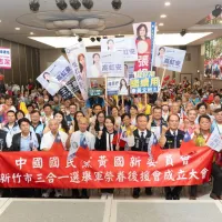 高虹安軍榮眷後援會成立,地方人士與支持者手持旗幟、看板合影,展現選戰動員聲勢。圖/高虹安競辦提供 高虹安軍榮眷後援會成立,地方人士與支持者手持旗幟、看板合影,展現選戰動員聲勢。圖/高虹安競辦提供