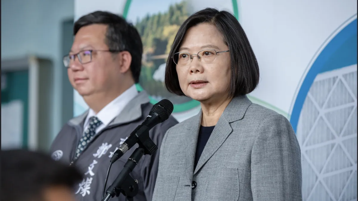 蔡英文今天上午訪視國內不織布大廠,指出台灣團隊不斷挑戰極限,展現台灣精神。(總統府提供)