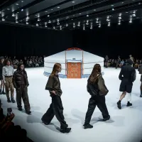 「Rakuten Fashion Week TOKYO 2027 S/S」は全27コレクションを発表して閉幕。若手デザイナーの支援や海外発信を強化し、次の20年に向けた新たな一歩を踏み出した。(一般社団法人日本ファッション・ウィーク推進機構提供) 「Rakuten Fashion Week TOKYO 2027 S/S」は全27コレクションを発表して閉幕。若手デザイナーの支援や海外発信を強化し、次の20年に向けた新たな一歩を踏み出した。(一般社団法人日本ファッション・ウィーク推進機構提供)