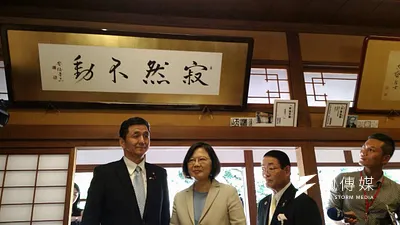蔡英文2015訪日時,受到首相安倍晉三的禮遇,如今民進黨與日方的關係依舊良好。圖為蔡英文與日本首相安倍晉三胞弟岸信夫在安倍晉三題字下合影。(資料照,顏振凱攝)