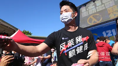 國民黨立委蔣萬安(見圖)28日出席「1218重新出發!政府獨裁、公投制裁」記者會時,對中央流行疫情指揮官陳時中以訂做西裝比喻訂購疫苗的說法提出批評。(資料照,顏麟宇攝)