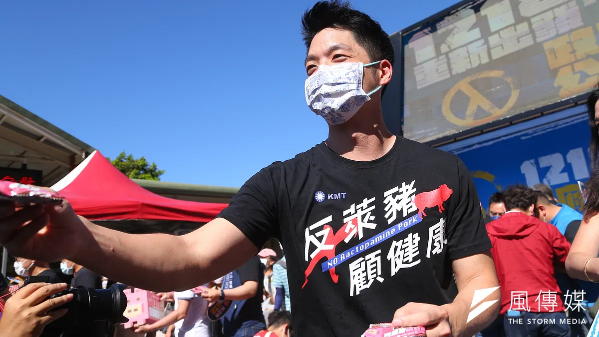 國民黨立委蔣萬安(見圖)28日出席「1218重新出發!政府獨裁、公投制裁」記者會時,對中央流行疫情指揮官陳時中以訂做西裝比喻訂購疫苗的說法提出批評。(資料照,顏麟宇攝) 國民黨立委蔣萬安(見圖)28日出席「1218重新出發!政府獨裁、公投制裁」記者會時,對中央流行疫情指揮官陳時中以訂做西裝比喻訂購疫苗的說法提出批評。(資料照,顏麟宇攝)