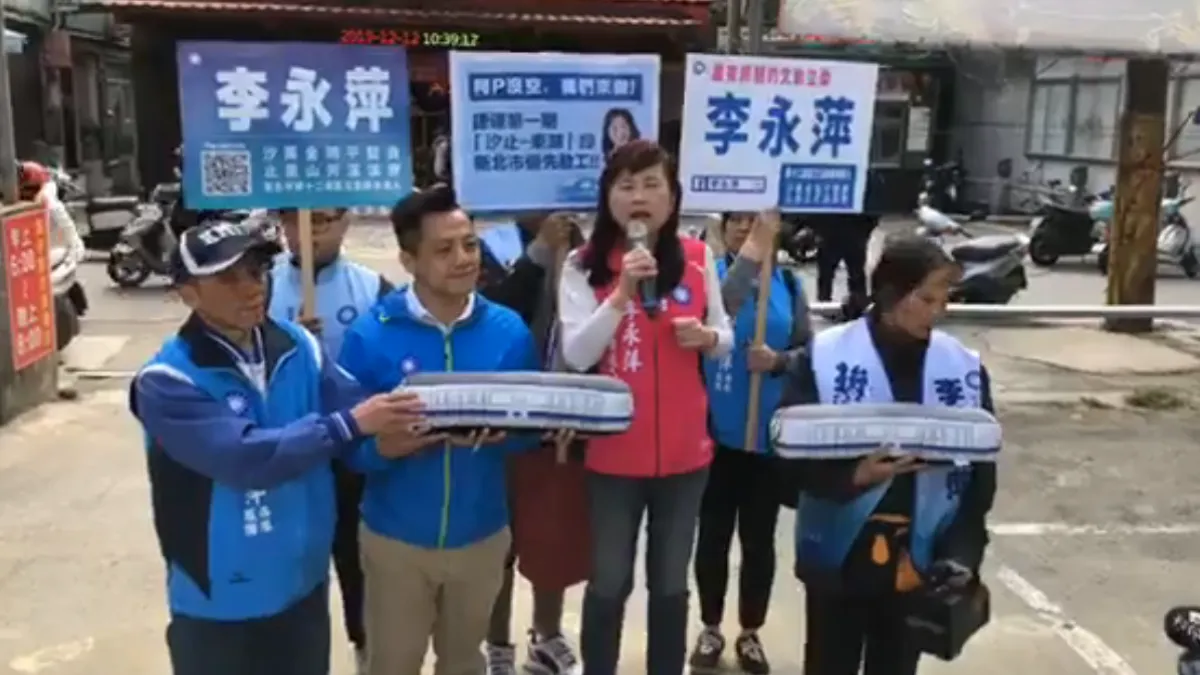 台北市議員李明賢(左二)陪同國民黨立委候選人李永萍(左三)至汐止中正市場拜票。(取自李永萍臉書直播)