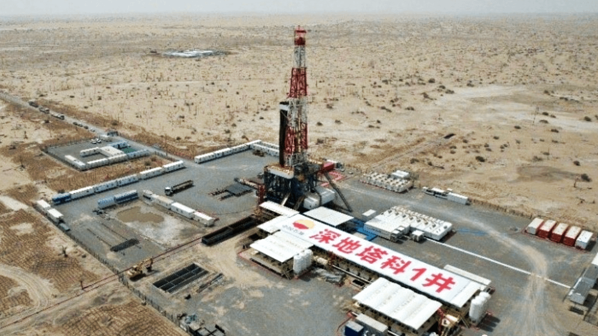 深地塔科1井的科研團隊盼能盡快打通塔里木盆地的油源氣派、找到油氣源頭,達到原先預估鑽探11100公尺深的目標。(圖/翻攝自微博) 深地塔科1井的科研團隊盼能盡快打通塔里木盆地的油源氣派、找到油氣源頭,達到原先預估鑽探11100公尺深的目標。(圖/翻攝自微博)