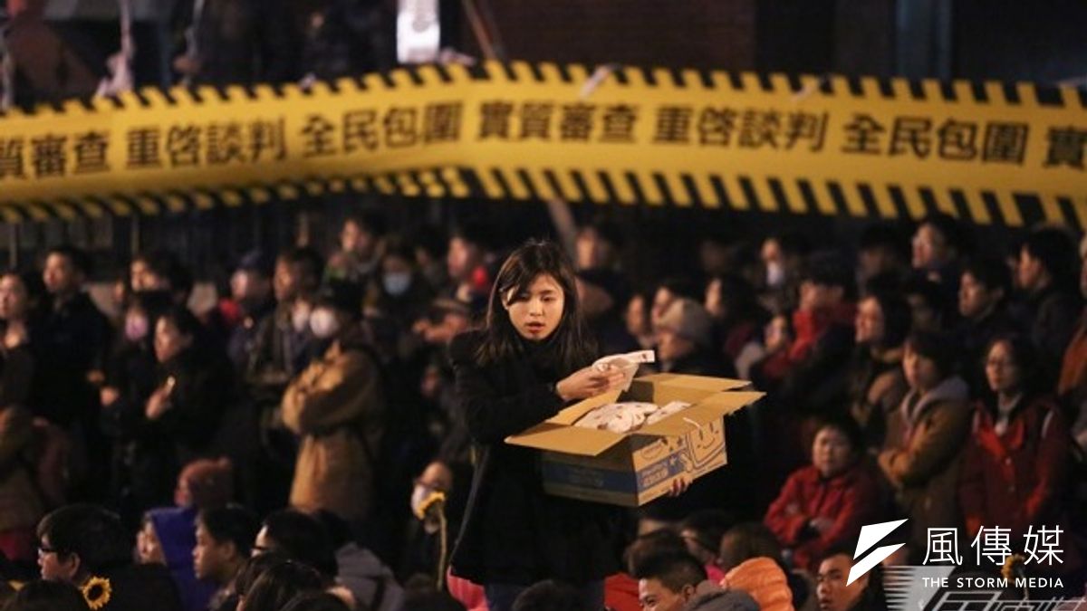 不畏台北低溫,21日晚上立法院週邊,反黑箱服貿的群眾和學生越聚越多。圖為立法院濟南路群眾。(余志偉攝) 不畏台北低溫,21日晚上立法院週邊,反黑箱服貿的群眾和學生越聚越多。圖為立法院濟南路群眾。(余志偉攝)