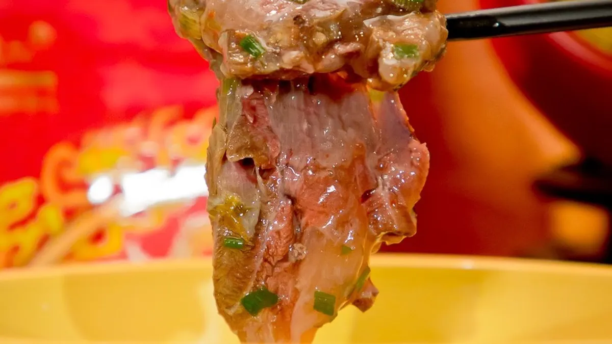 滿漢御品不僅以一頭牛僅1%的特選腱肉為名,由非油炸波浪麵專利技術製成的麵體也不容小覷。(圖/統一企業提供)