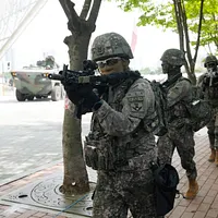 2024年8月20日、ソウル。韓国軍が米韓共同訓練「乙支フリーダム・シールド(UFS)」の一環として対テロ訓練を実施。(AP通信) 2024年8月20日、ソウル。韓国軍が米韓共同訓練「乙支フリーダム・シールド(UFS)」の一環として対テロ訓練を実施。(AP通信)