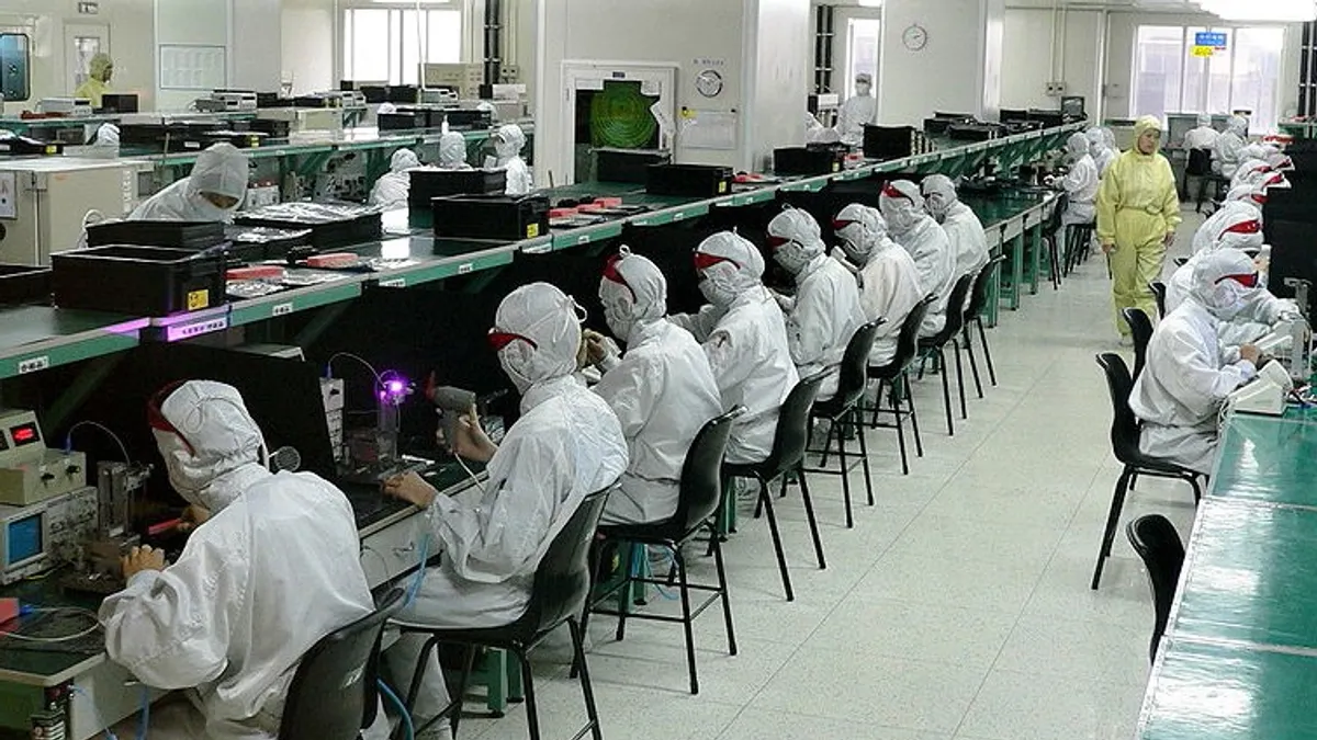 上海火箭村以組裝iPhone出名,當地的台資企業昌碩科技吸引了中國各地大量的工人前來打工。員工表示,選昌碩是因感覺台資企業「高大上」形象正面、有水準、薪水高,容易存錢翻身一圓上海夢。(示意圖 /Steve Jurvetson@wikimedia commons) 上海火箭村以組裝iPhone出名,當地的台資企業昌碩科技吸引了中國各地大量的工人前來打工。員工表示,選昌碩是因感覺台資企業「高大上」形象正面、有水準、薪水高,容易存錢翻身一圓上海夢。(示意圖 /Steve Jurvetson@wikimedia commons)