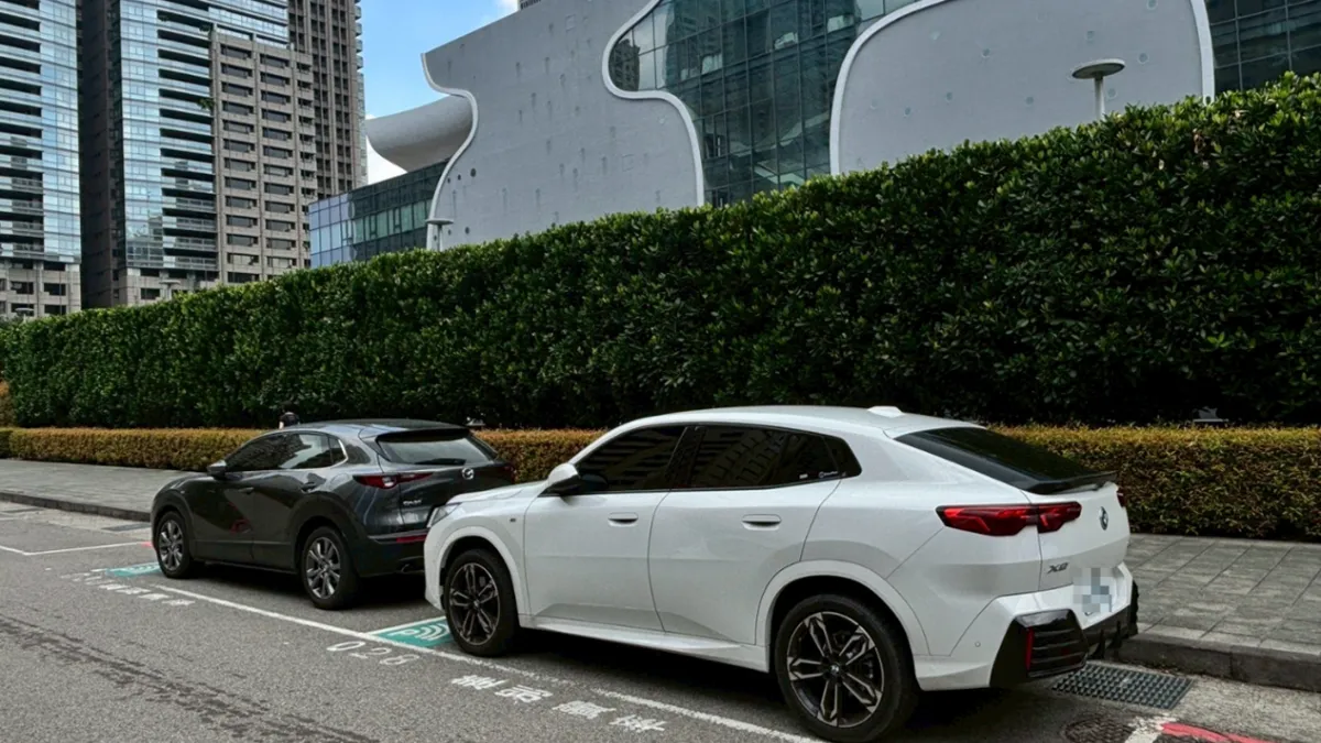 汽車雙黃燈的正確用途僅限於「故障」或「臨時停車」。台南市警分局也同步發出提醒,若未依規定正確使用燈號,最高可處3600元罰鍰。(示意圖/台中市政府)