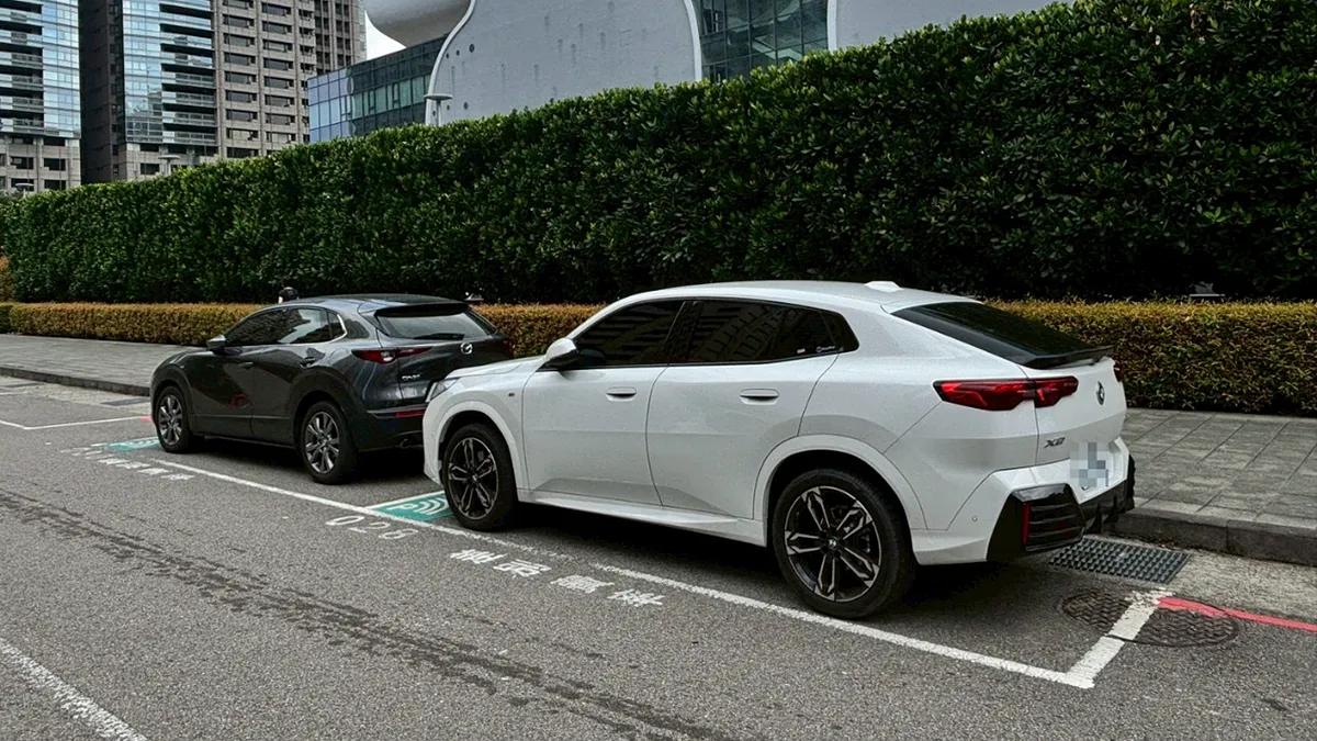 許多駕駛為了圖方便,常在路邊紅、黃線路段隨意停車,卻忽略了標線背後的法規陷阱。台中市警方發出警示,詳細解析紅線、黃線及白線的停放差異。(圖/台中市政府)