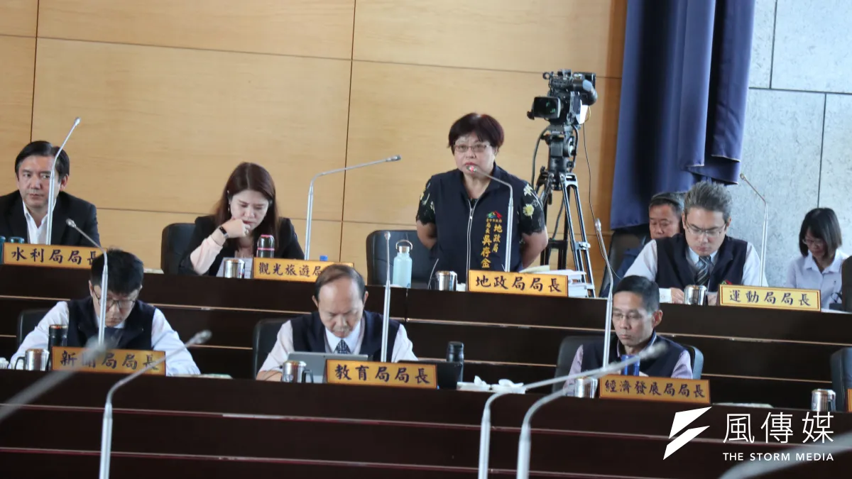 台中市府地政局長吳存金說明109年公告地價調整作業情形。(圖/王秀禾攝)