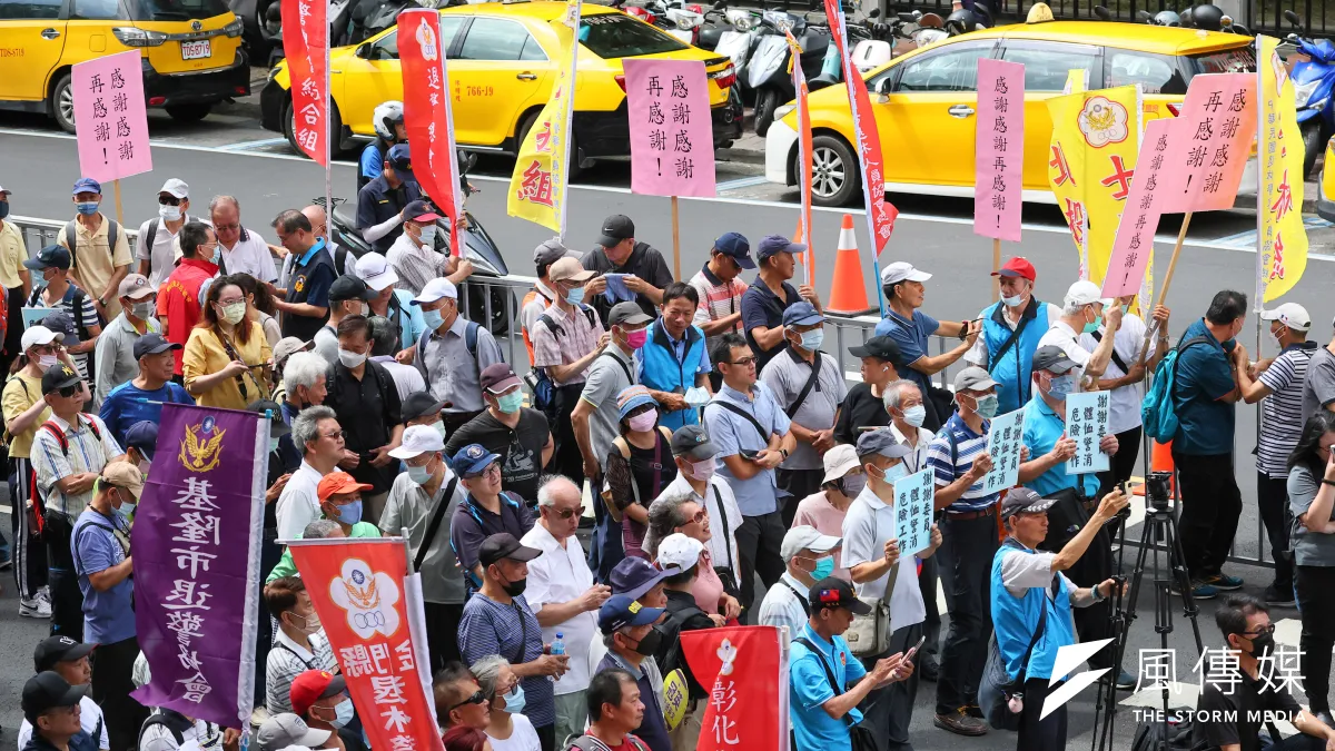 立院司法法制及內政委員會13日聯席審查《警察人員人事條例》第35條條文修正案,中華民國退休警察人員協會總會於立院外集會陳情。(顏麟宇攝)