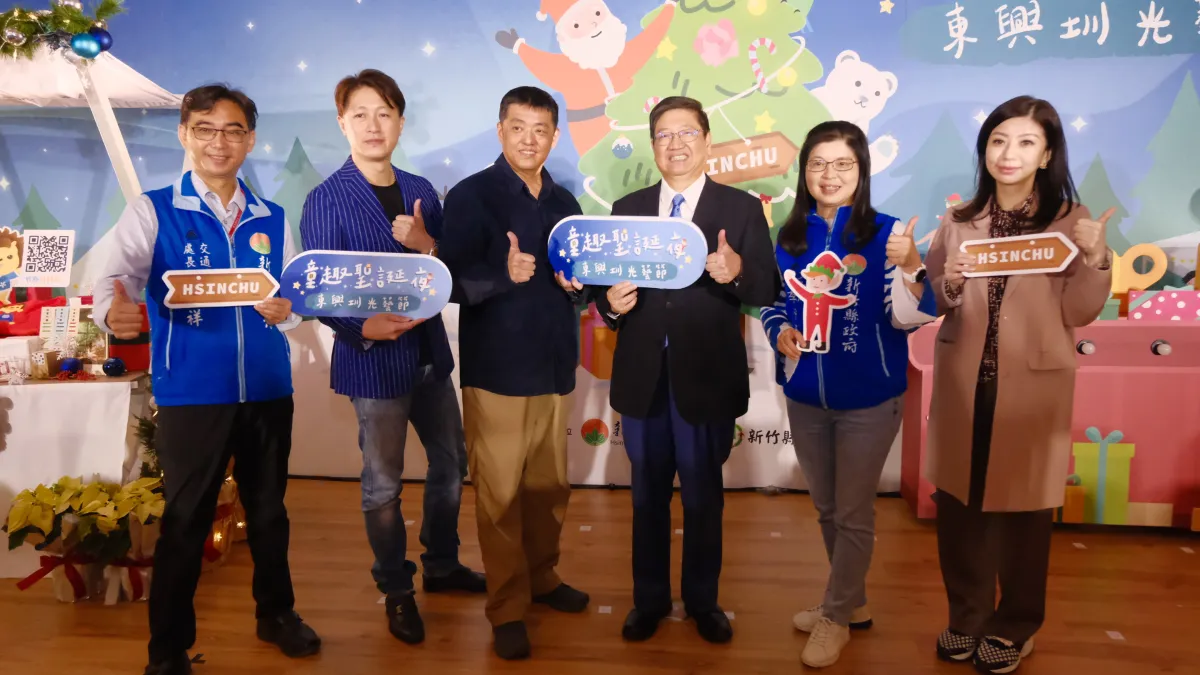 新竹縣長楊文科(右三)攜手燈光藝術家劉治良(左二)、音樂人林強(左三) 、國際花藝設計師賀恬(右一),正式揭開「東興圳光藝節」活動序幕。(圖/方詠騰攝)