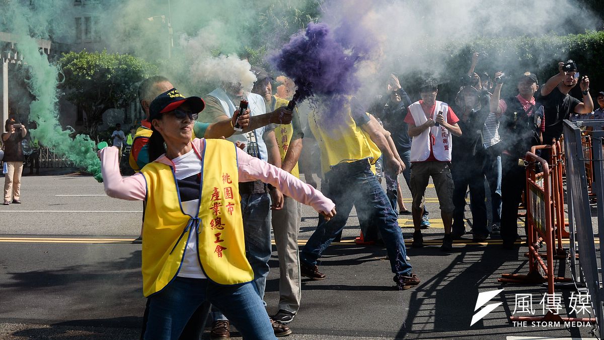勞團向總統府方向投擲煙霧彈,向政府表達抗議。(甘岱民攝) 勞團向總統府方向投擲煙霧彈,向政府表達抗議。(甘岱民攝)
