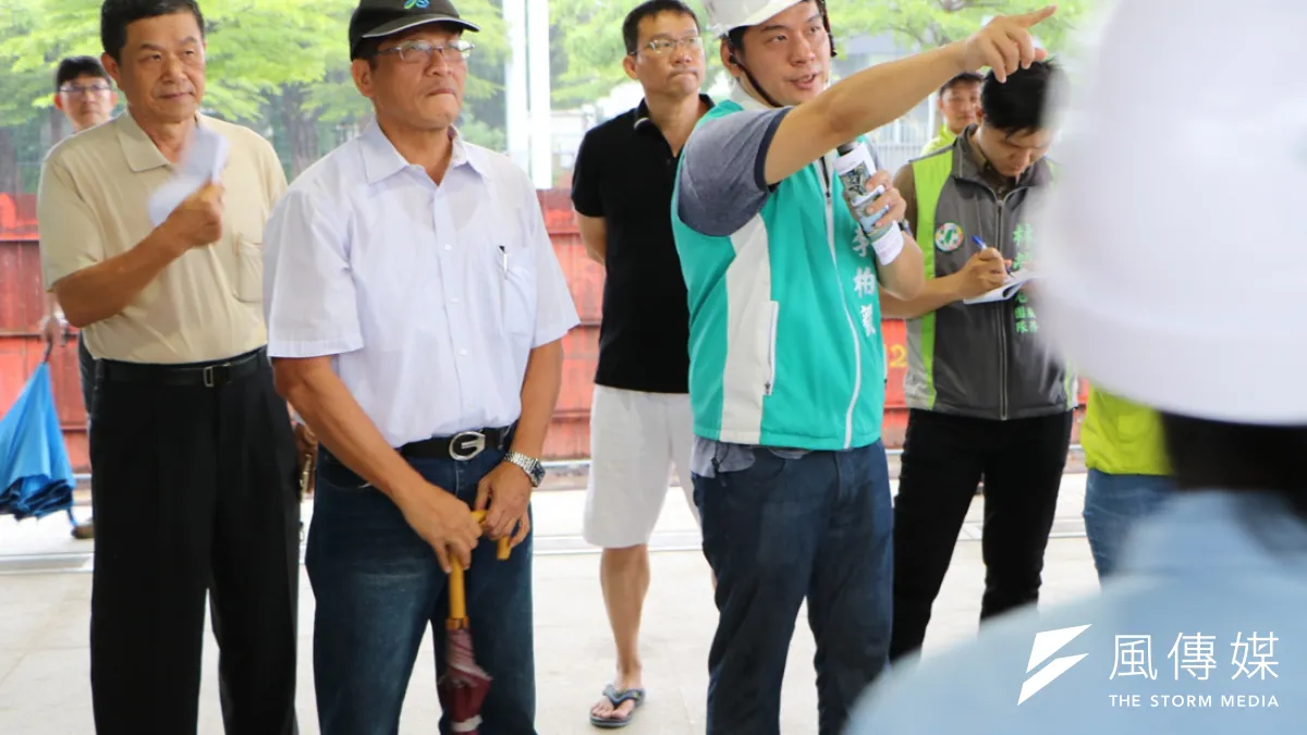 李柏毅(右一)檢視高雄市交通現況,並請相關部門做好配套措施。(圖/徐炳文攝)