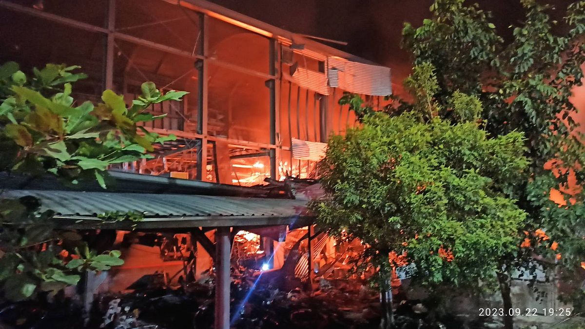 屏東縣加工出口區22日晚間傳出嚴重火警,消防人員正努力撲滅火勢。(屏東縣消防局提供) 屏東縣加工出口區22日晚間傳出嚴重火警,消防人員正努力撲滅火勢。(屏東縣消防局提供)