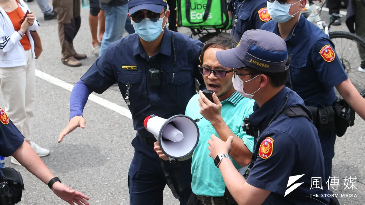 作者質疑,防疫不是員警的專業,但他們仍每天如實的為民服務、為社會服務,誰來保護他們不被染疫?(示意圖,顏麟宇攝)