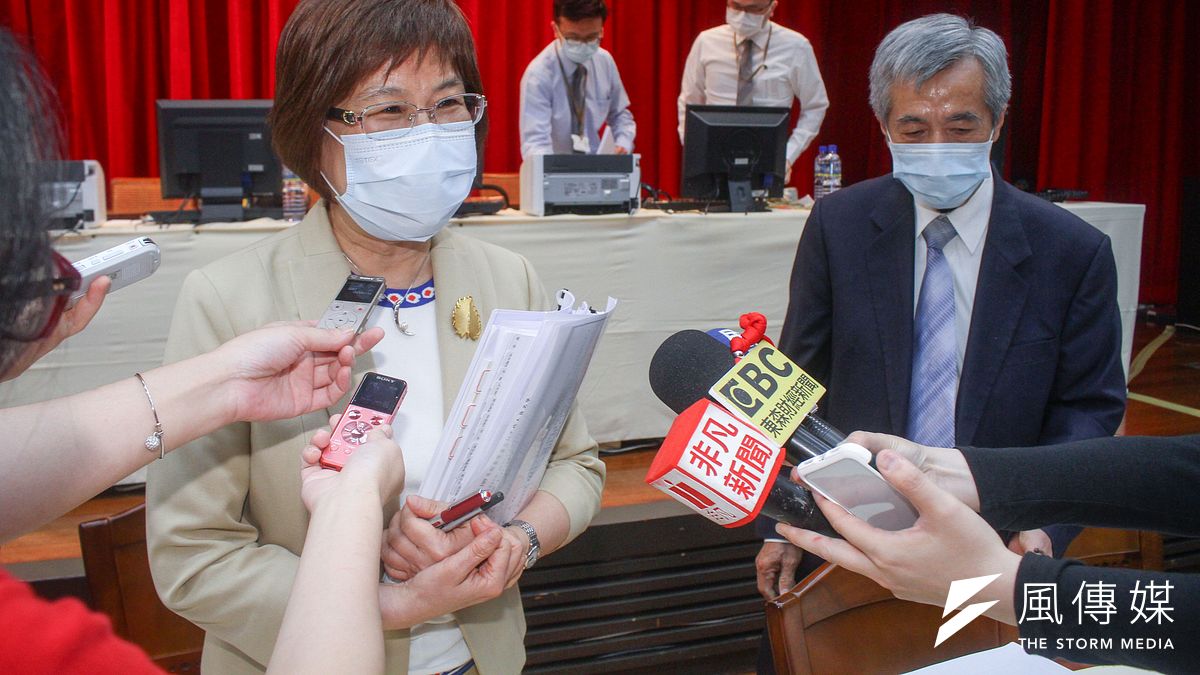 彰銀股東會後董事長凌忠嫄(左)於會後受訪,右為總經理黃瑞沐。(蔡親傑攝) 彰銀股東會後董事長凌忠嫄(左)於會後受訪,右為總經理黃瑞沐。(蔡親傑攝)