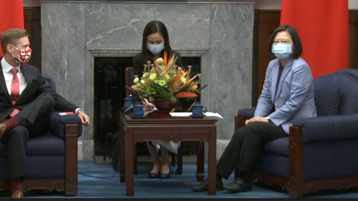 蔡英文總統今(7)日上午接見加拿大駐台北貿易辦事處代表芮喬丹(Jordan Reeves)。(總統府提供) 蔡英文總統今(7)日上午接見加拿大駐台北貿易辦事處代表芮喬丹(Jordan Reeves)。(總統府提供)