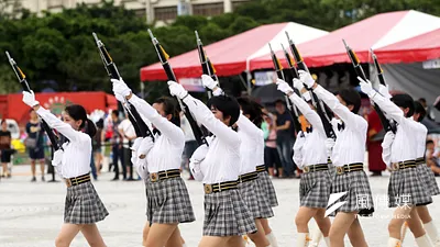 國防部6日舉辦「第三屆全國高級中等學校儀隊競賽」決賽暨國軍社團成果發表。部長嚴德發表示,盼能透過良性互動、彼此交流,吸引優秀青年加入國軍行列。(蘇仲泓攝)