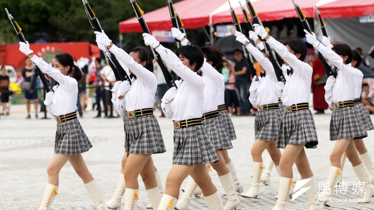 國防部6日舉辦「第三屆全國高級中等學校儀隊競賽」決賽暨國軍社團成果發表。部長嚴德發表示,盼能透過良性互動、彼此交流,吸引優秀青年加入國軍行列。(蘇仲泓攝)