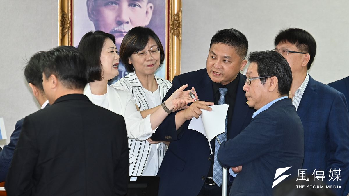 立法院司法及法制委員會15日排審國會改革相關法案,但藍綠在正式開會前就程序問題爆發爭執,更一度在主席台上演麥克風爭奪大戰。(陳昱凱攝) 立法院司法及法制委員會15日排審國會改革相關法案,但藍綠在正式開會前就程序問題爆發爭執,更一度在主席台上演麥克風爭奪大戰。(陳昱凱攝)