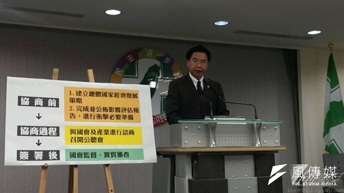 民進黨秘書長吳釗燮11日舉行記者會,警告馬政府似乎沒有從服貿中學到教訓,貨貿協商過程正重蹈服貿協議的覆轍。(顏振凱攝) 民進黨秘書長吳釗燮11日舉行記者會,警告馬政府似乎沒有從服貿中學到教訓,貨貿協商過程正重蹈服貿協議的覆轍。(顏振凱攝)